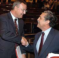 Caldera es felicitado por López Garrido tras ser aprobada la ley. (EFE)